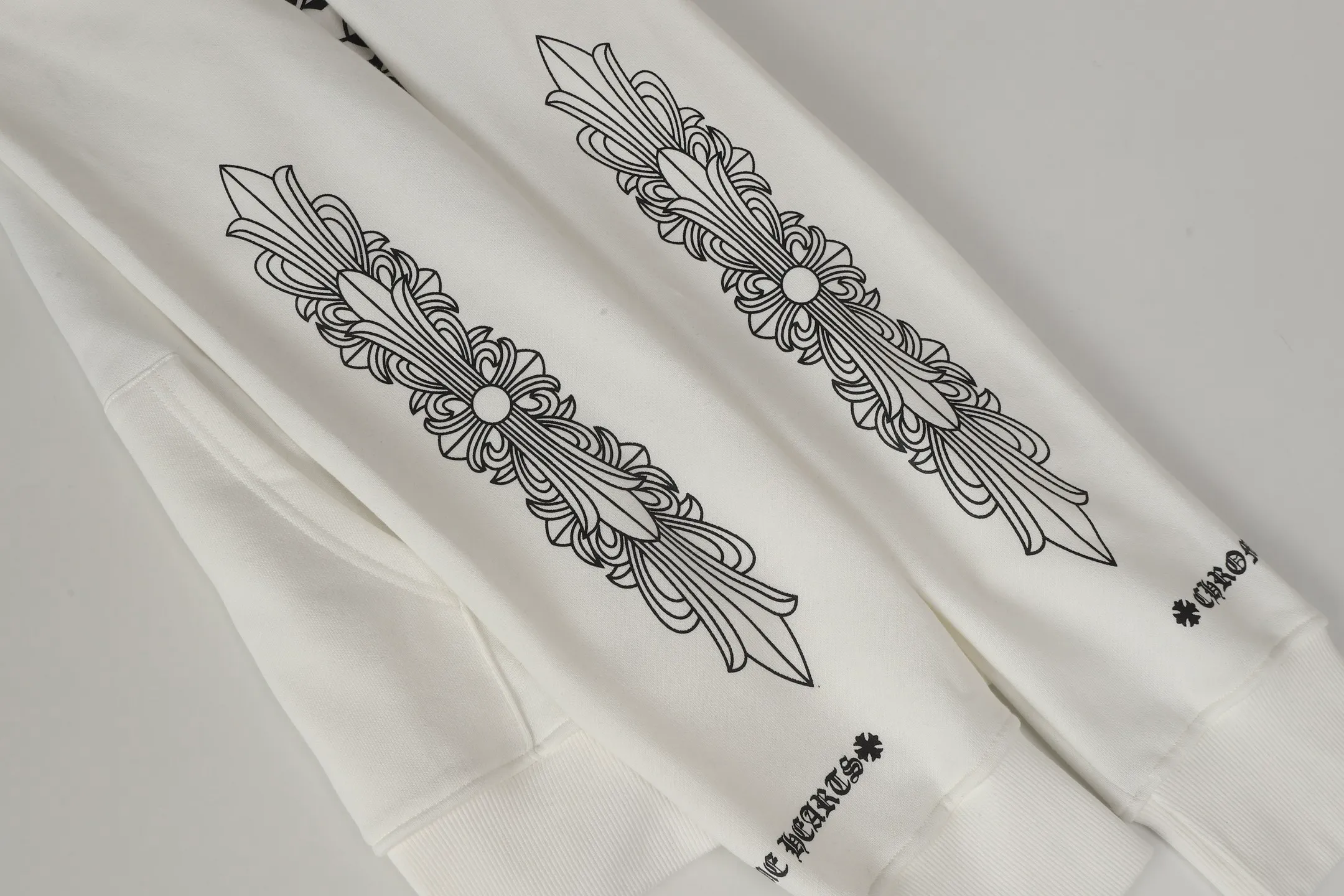Q7—P230 -Chrome Hearts/Chrome Hearts printed zipper sweatshirt cardigan jacket -420 grams of high-density, high-quality wool, soft, delicate and skin-friendly, soft and silky to the touch, warm and skin-friendly -The hardware zipper accessories are all customized and full of details -Colour: black white -Size: S M L XL